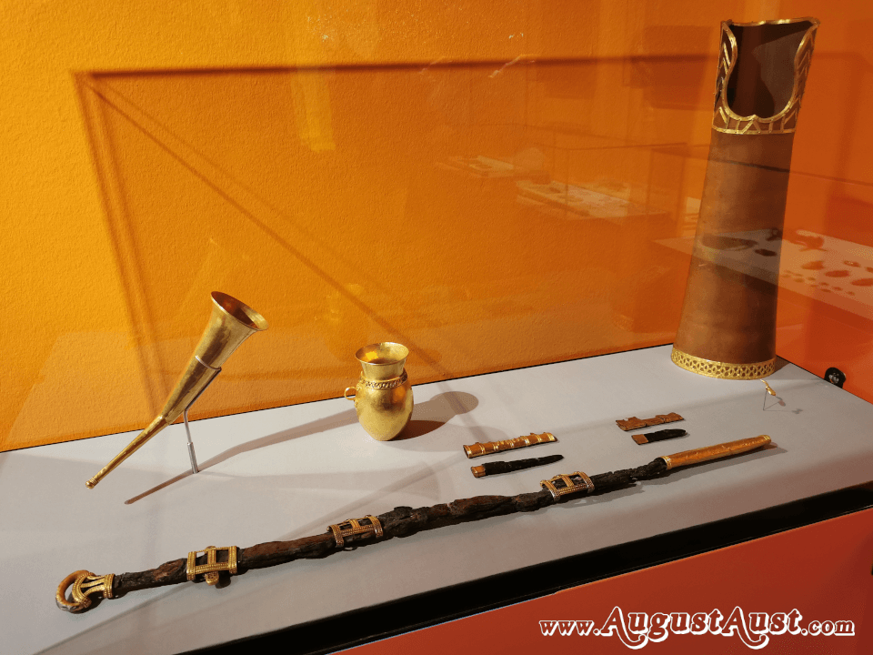 Schwert mit goldverzierter Scheide. Foto August Aust