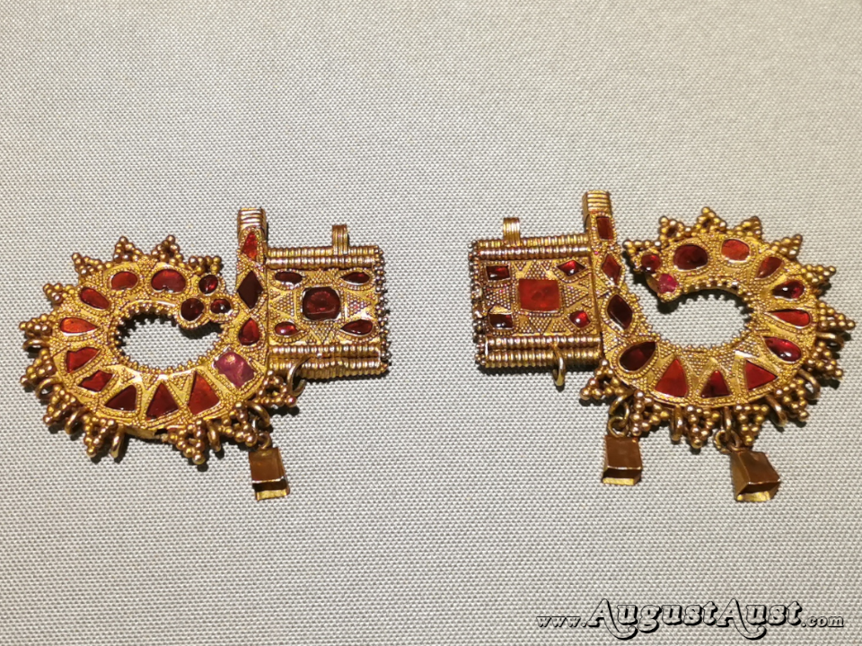 Goldschmuck mit eingesetzten farbigen Steinen. Foto August Aust Goldschmuck mit eingesetzten farbigen Steinen. Foto August Aust