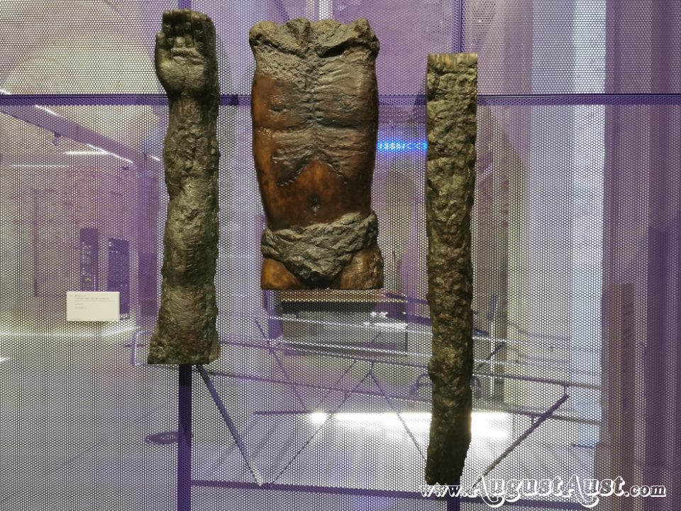 Bronzeskulptur. Zwischen Himmel und Erde ein Mensch. Foto August Aust Bronzeskulptur. Zwischen Himmel und Erde ein Mensch. Foto August Aust