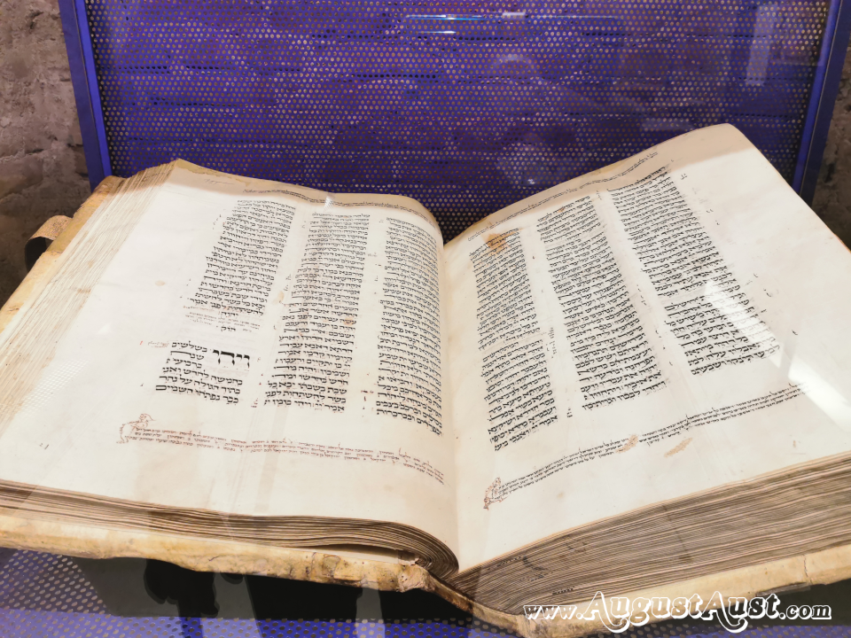 Bibel mit Masora. Foto August Aust Bibel mit Masora. Foto August Aust