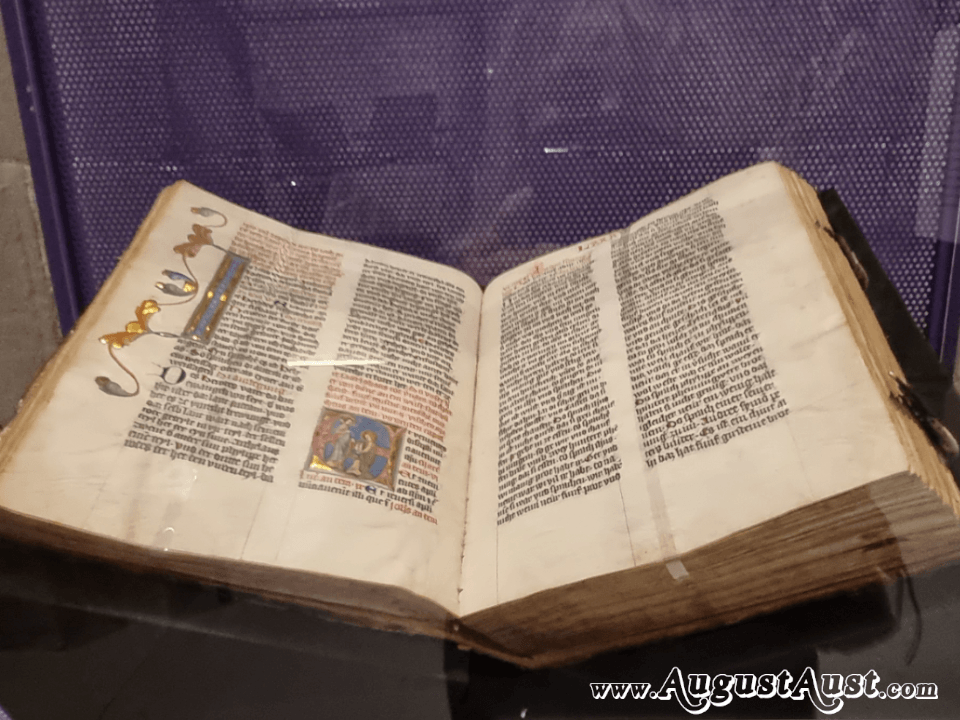 Klosterneuburger Evangelienwerk. Foto August Aust Klosterneuburger Evangelienwerk. Foto August Aust