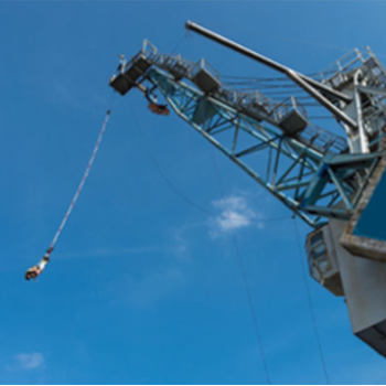 Bungee Jumping im Hamburger Hafen Bungee Jumping im Hamburger Hafen