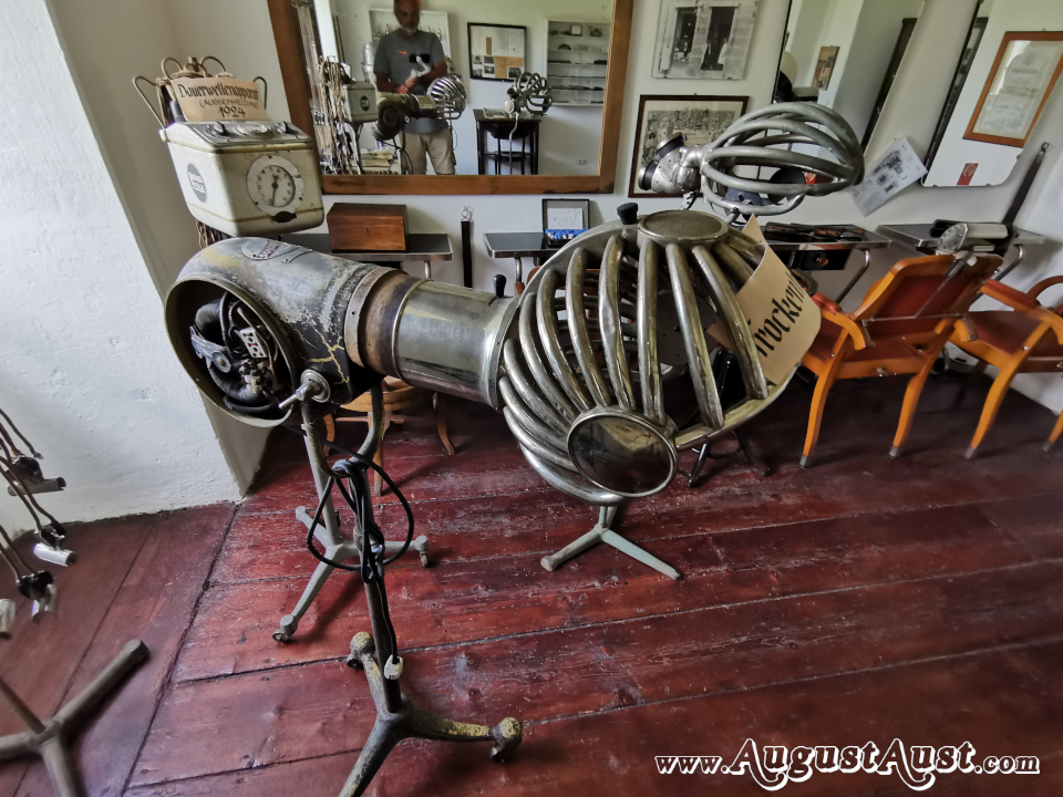 Friseursalon im 1. Kärntner Handwerksmuseum. Foto August Aust Friseursalon im 1. Kärntner Handwerksmuseum. Foto August Aust