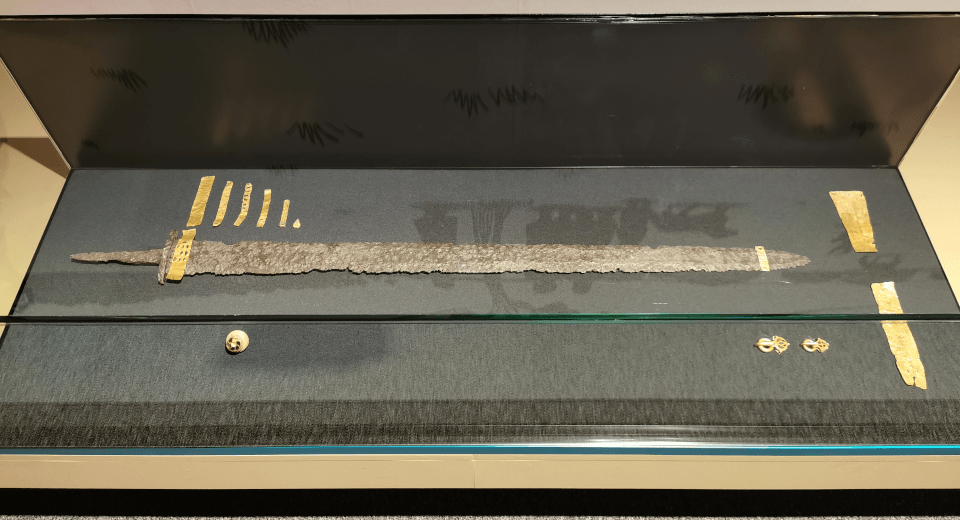 Hunnisches Prunkschwert. Foto August Aust Hunnisches Prunkschwert. Foto August Aust