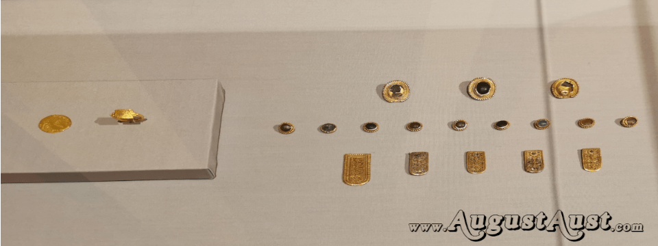 Gürtelschnallen eines bulgarischen Reiterkriegers. Foto August Aust Gürtelschnallen eines bulgarischen Reiterkriegers. Foto August Aust