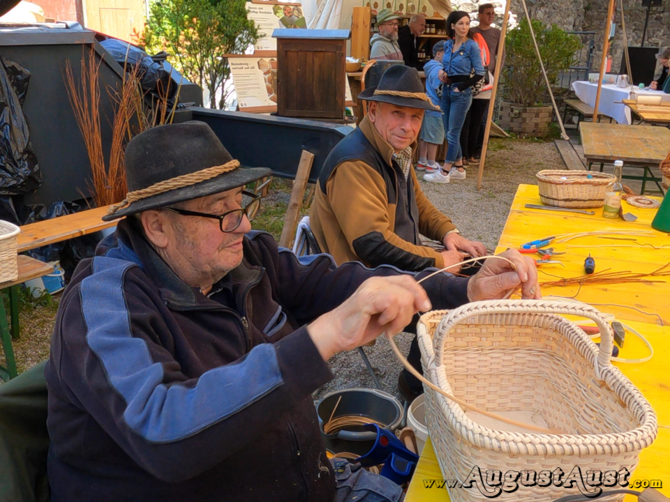 Körbe flechten und Besen binden. Foto: August Aust Körbe flechten und Besen binden. Foto: August Aust