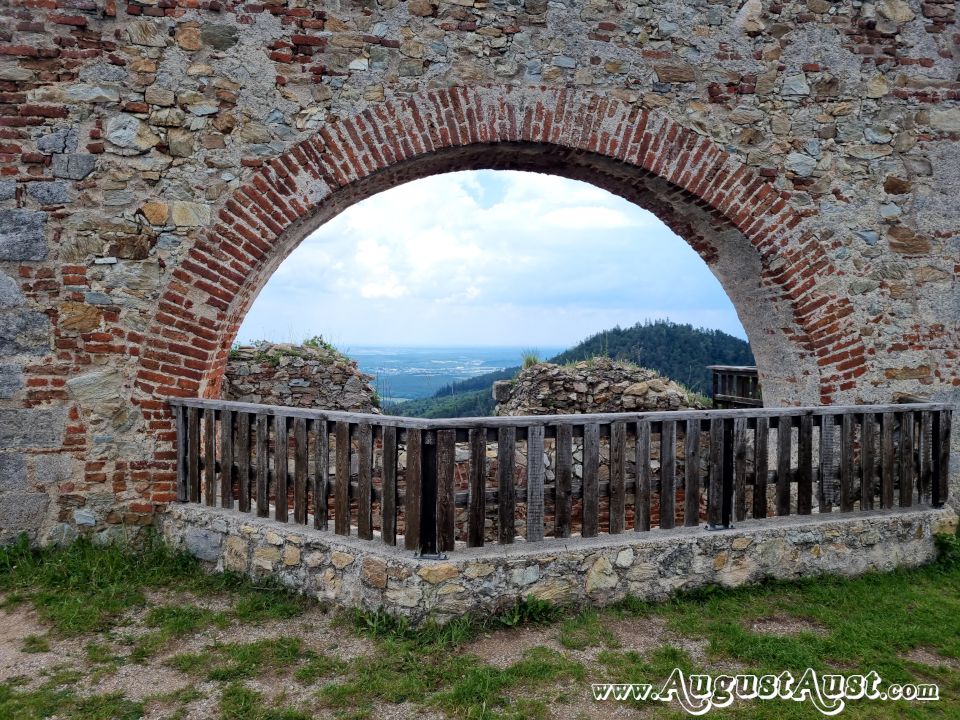 Burgruine Landsee, Aussichtsplattform. Foto: August Aust Burgruine Landsee, Aussichtsplattform. Foto: August Aust