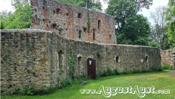 Burgruine Landsee, Innenhof. Foto: August Aust Burgruine Landsee, Innenhof. Foto: August Aust