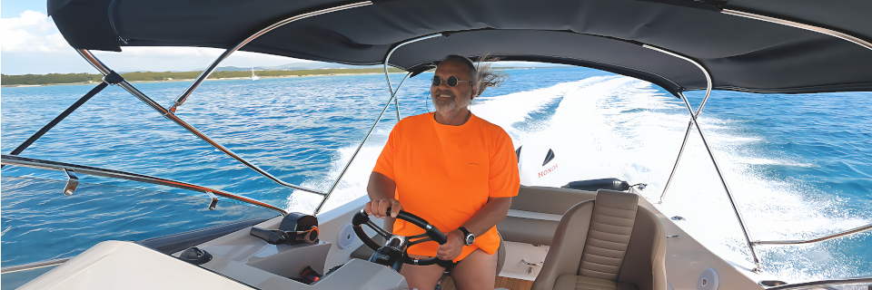 August Aust Motorbootfahren. Foto: August Aust August Aust Motorbootfahren. Foto: August Aust