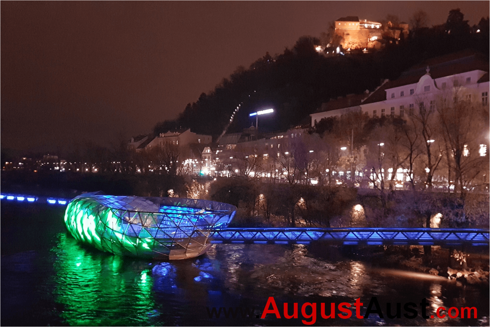 Murinsel Graz - Mit farbenfroher Beleuchtung. Foto August Aust