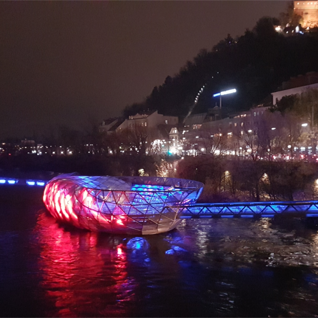 Grazer Murinsel bei Nacht