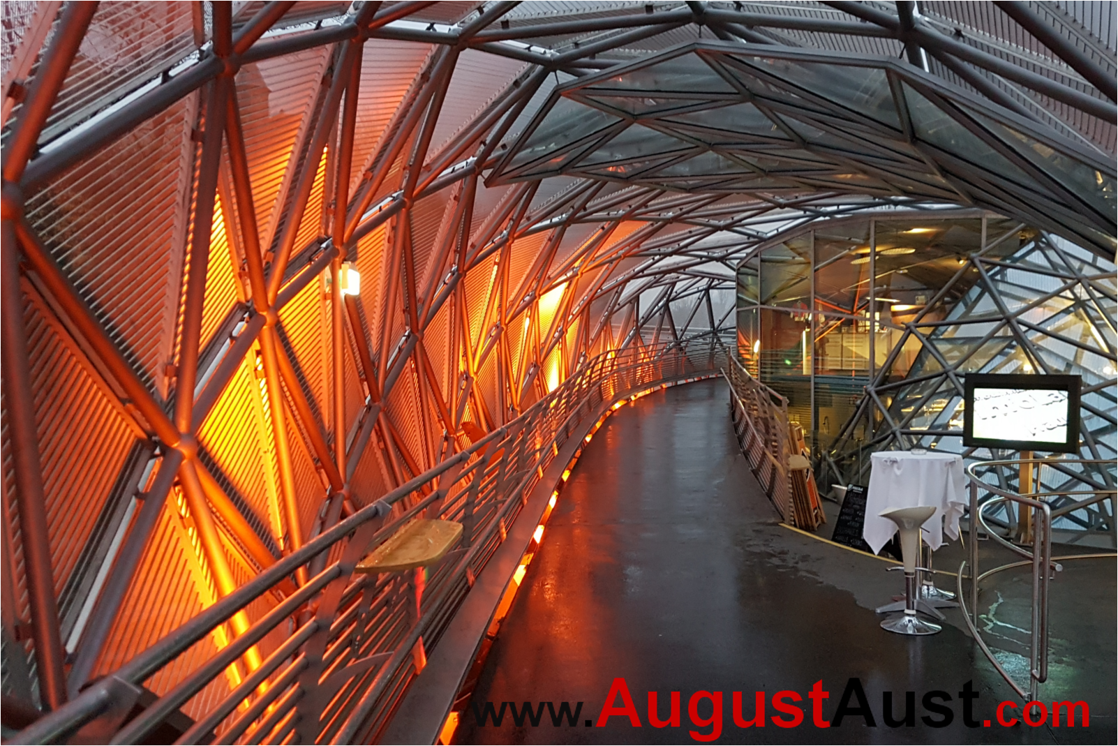 Murinsel Graz - In farbenfroher Beleuchtung. Foto August Aust