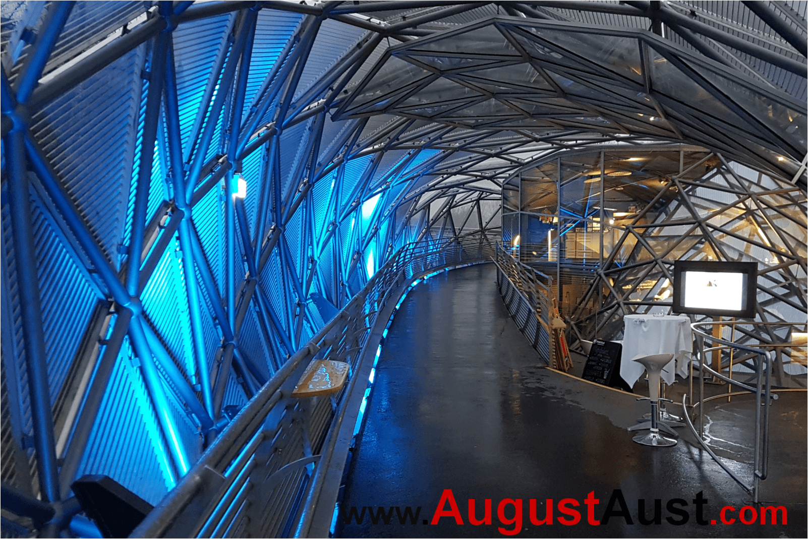 Murinsel Graz -  Mit blauen Innenbeleuchtung. Foto August Aust