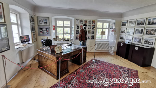 Schwarzeneggers Schreibtisch, den er als Gouverneur des Bundesstaates Kalifornienbenutzt hat. Foto August Aust. Schwarzeneggers Schreibtisch, den er als Gouverneur des Bundesstaates Kalifornienbenutzt hat. Foto August Aust.