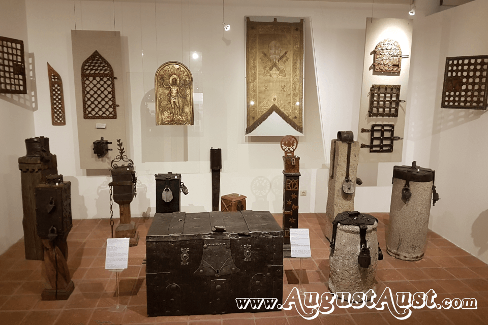 Opferstöcke aus Holz, Stein, Eisenblech. Shell Collection Graz. Foto August Aust Opferstöcke aus Holz, Stein, Eisenblech. Shell Collection Graz. Foto August Aust