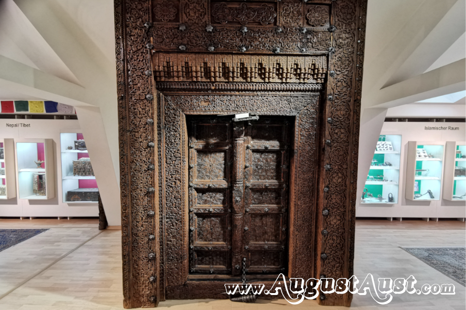 Tür aus Pakistan. Shell Collection Graz. Foto August Aust Tür aus Pakistan. Shell Collection Graz. Foto August Aust