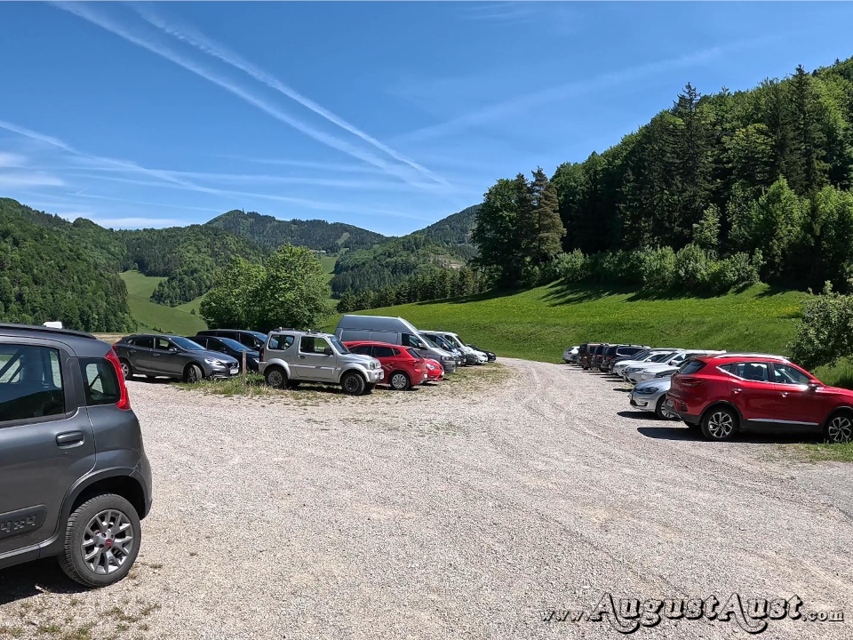 Parkplatz Burgarena Reinsberg. Foto: August Aust Parkplatz Burgarena Reinsberg. Foto: August Aust