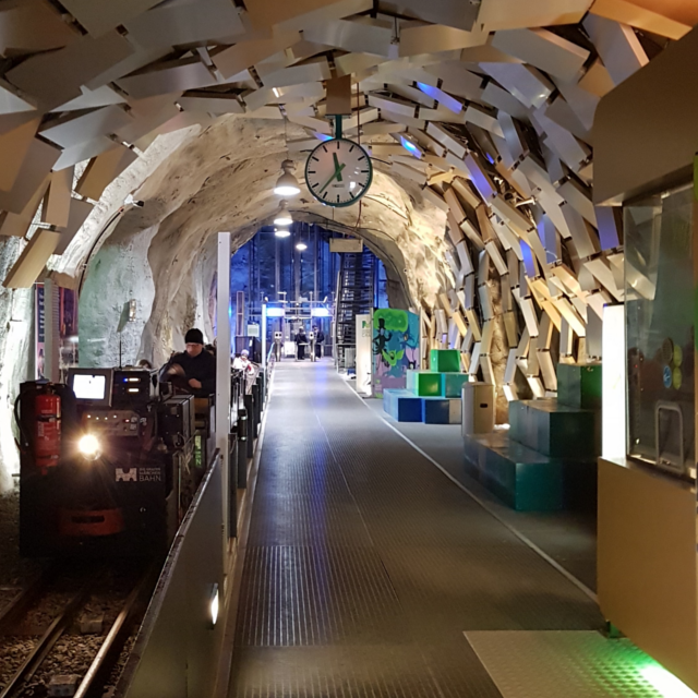 34 Meter hohe, achteckige Glockenturm