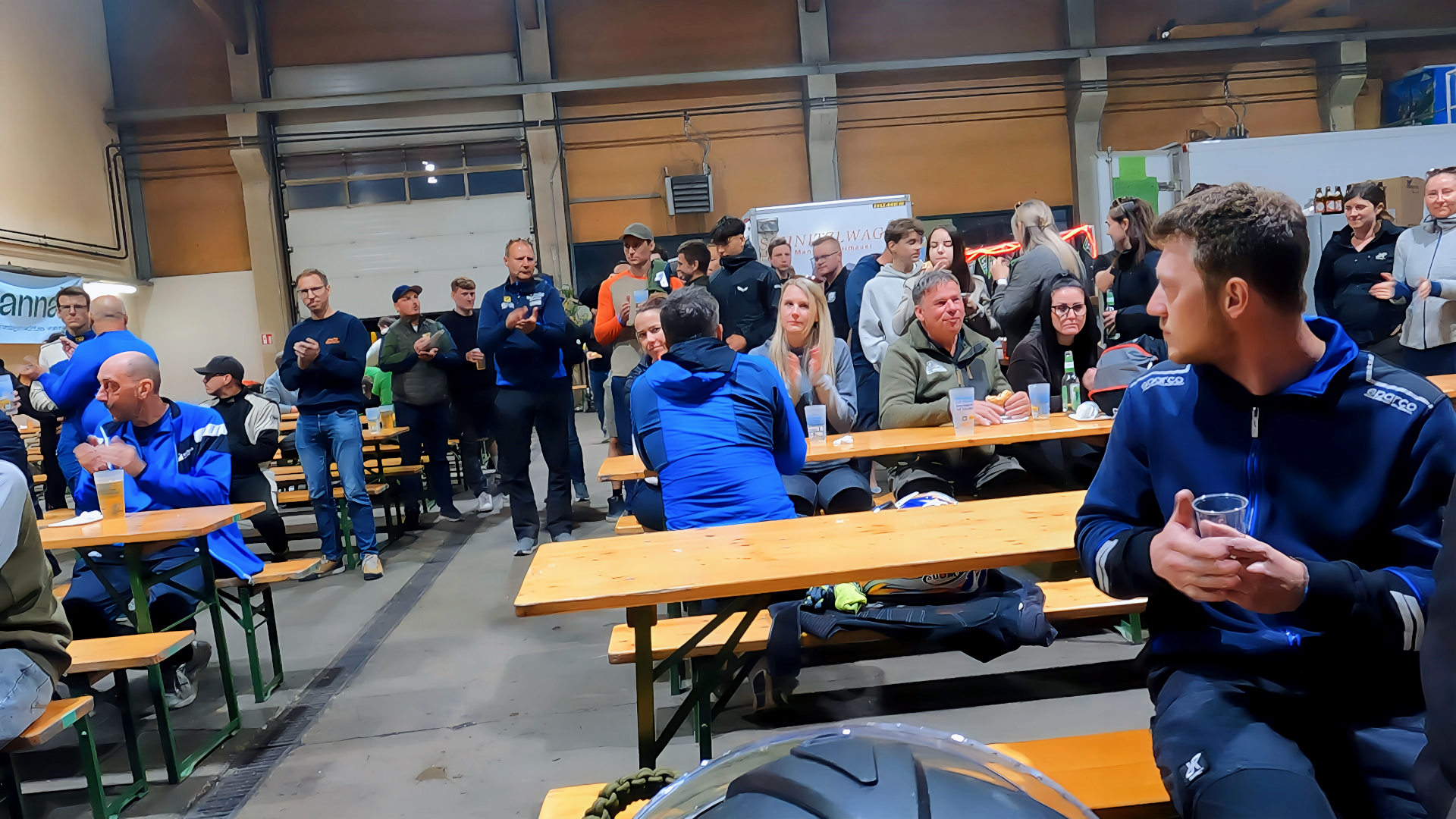 Go-Kart-Event Teilnehmer an der Siegerehrung. Foto: @ August Aust Go-Kart-Event Teilnehmer an der Siegerehrung. Foto: @ August Aust