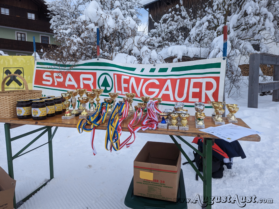 Pokale, Medaillen und Sachpreise. Foto: August Aust Pokale, Medaillen und Sachpreise. Foto: August Aust