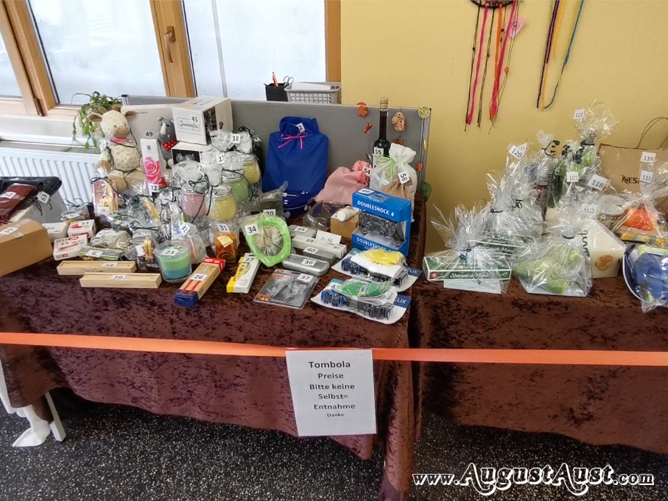 Tombola in der Wohngemeinschaft Algersdorfer Straße. Foto August Aust Tombola in der Wohngemeinschaft Algersdorfer Straße. Foto August Aust