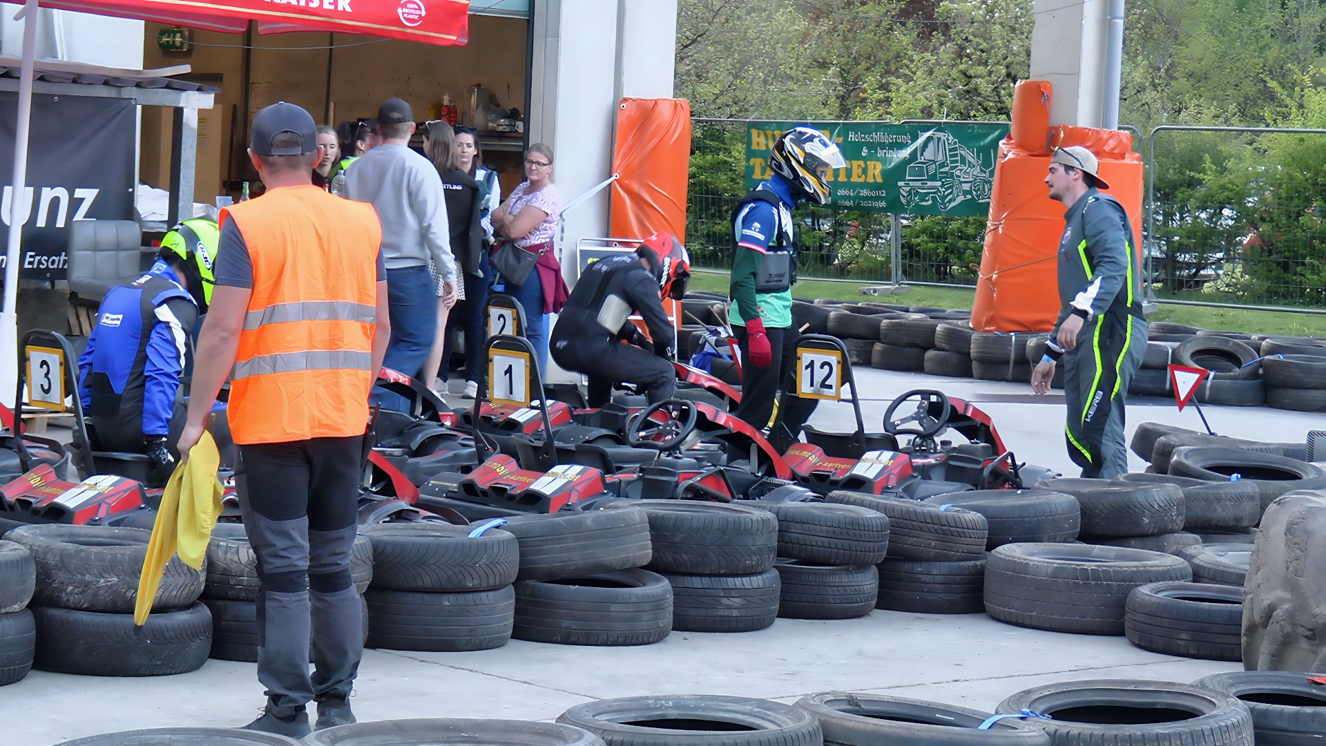 Vorbereitungen für den Start zum Go-Kart-Event. Foto: August Aust Vorbereitungen für den Start zum Go-Kart-Event. Foto: August Aust