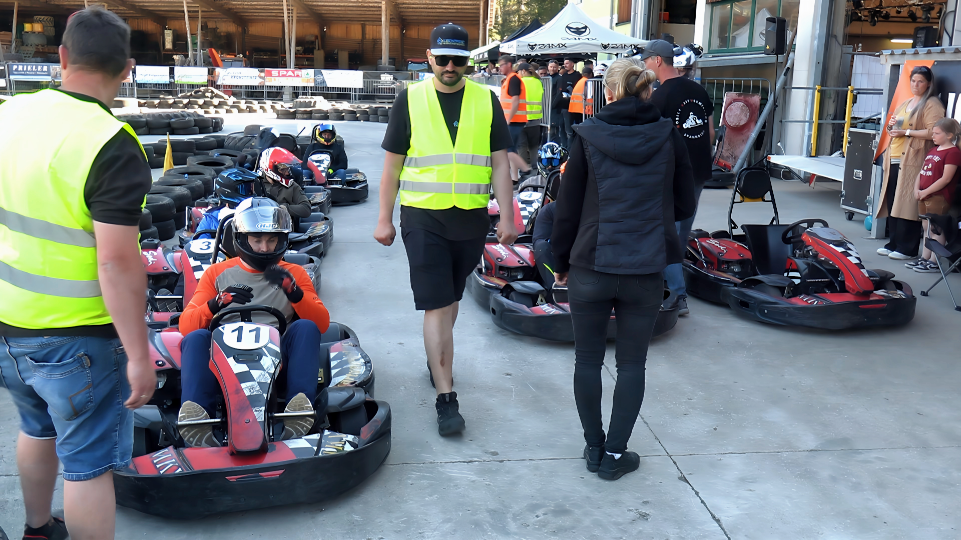 Vorbereitungen für den Start zum Go-Kart-Event. Foto: August Aust Vorbereitungen für den Start zum Go-Kart-Event. Foto: August Aust