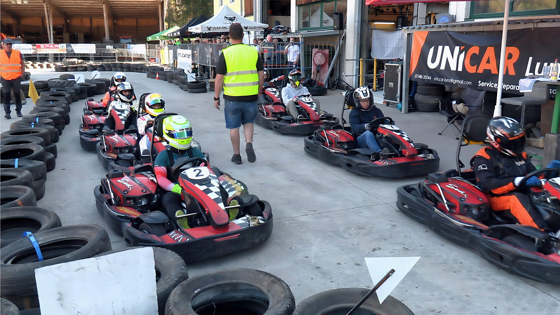 Vorbereitungen für den Start zum Go-Kart-Event. Foto: August Aust Vorbereitungen für den Start zum Go-Kart-Event. Foto: August Aust