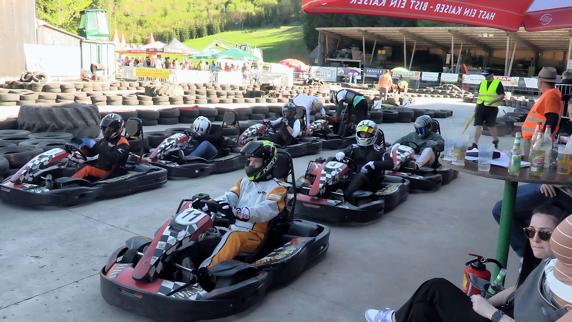 Vorbereitungen für den Start zum Go-Kart-Event. Foto: August Aust Vorbereitungen für den Start zum Go-Kart-Event. Foto: August Aust