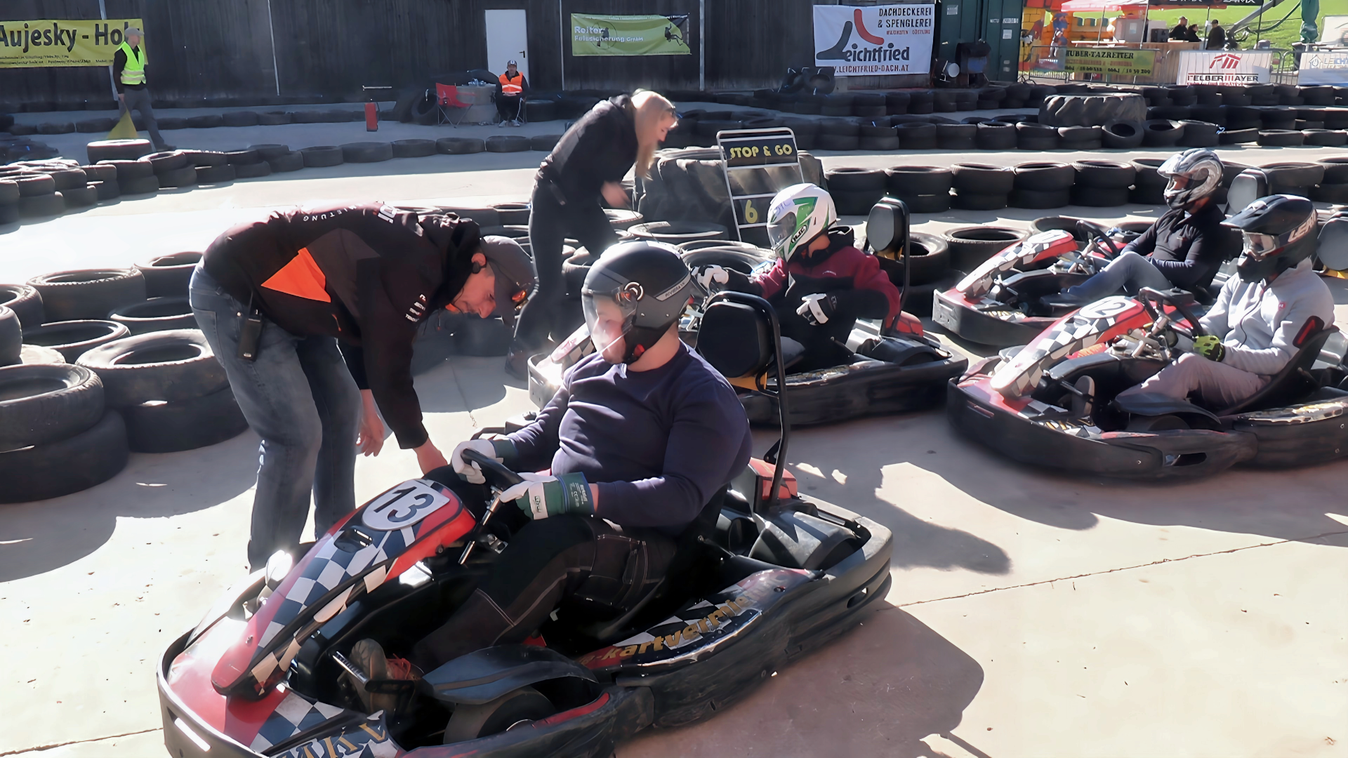 Vorbereitungen für den Start zum Go-Kart-Event. Foto: August Aust Vorbereitungen für den Start zum Go-Kart-Event. Foto: August Aust
