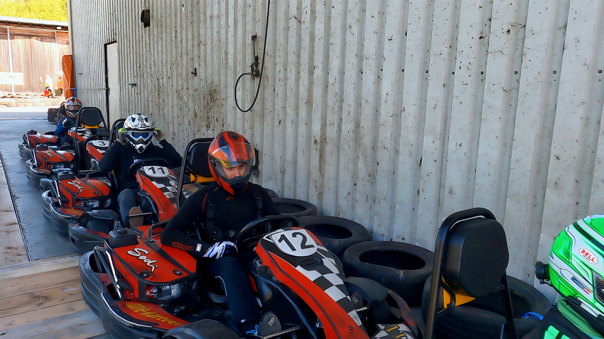 Vorbereitungen für den Start zum Go-Kart-Event. Foto: August Aust Vorbereitungen für den Start zum Go-Kart-Event. Foto: August Aust