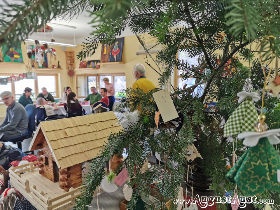 Adventkränzchen. Wohngemeinschaft Algersdorfer Straße. Foto August Aust Adventkränzchen. Wohngemeinschaft Algersdorfer Straße. Foto August Aust