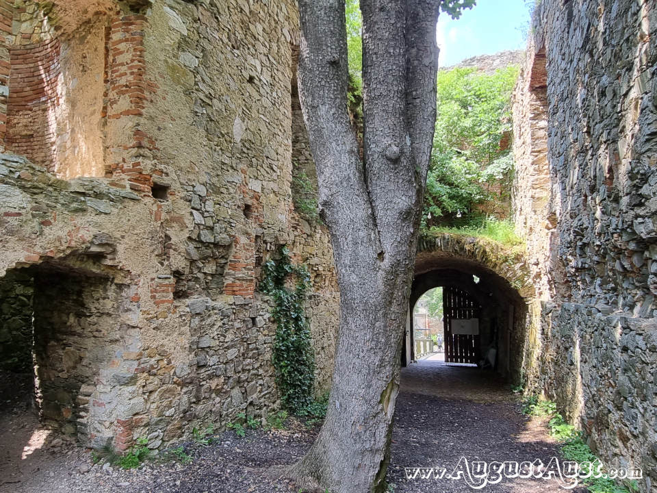 Burgruine Landsee. Foto: August Aust Burgruine Landsee. Foto: August Aust