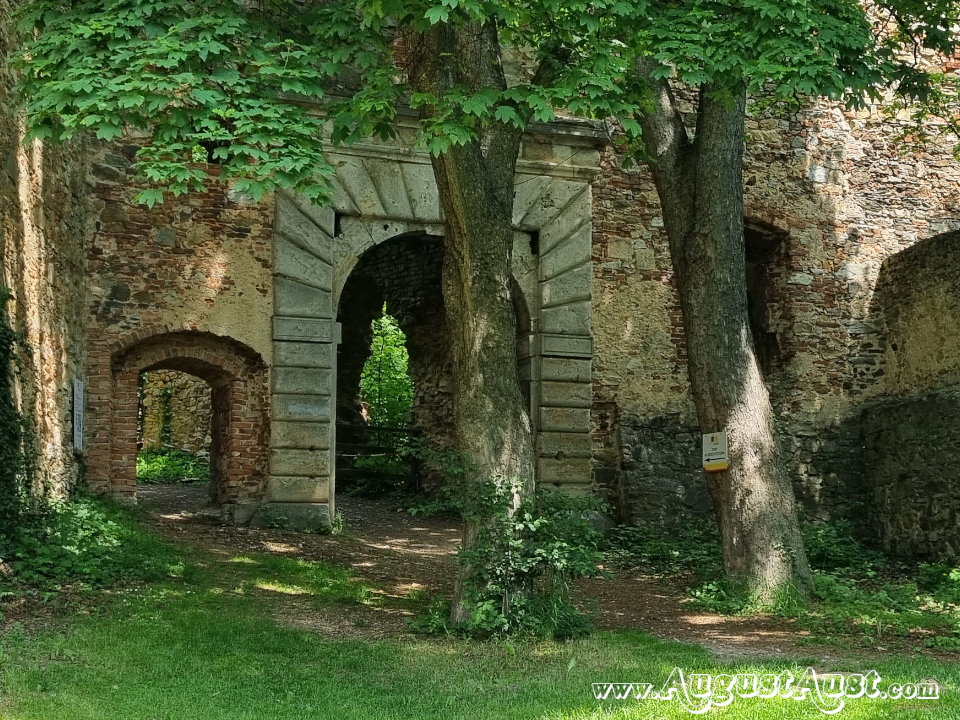 Burgruine Landsee. Foto: August Aust Burgruine Landsee. Foto: August Aust