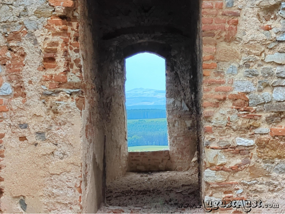 Burgruine Landsee. Foto: August Aust Burgruine Landsee. Foto: August Aust