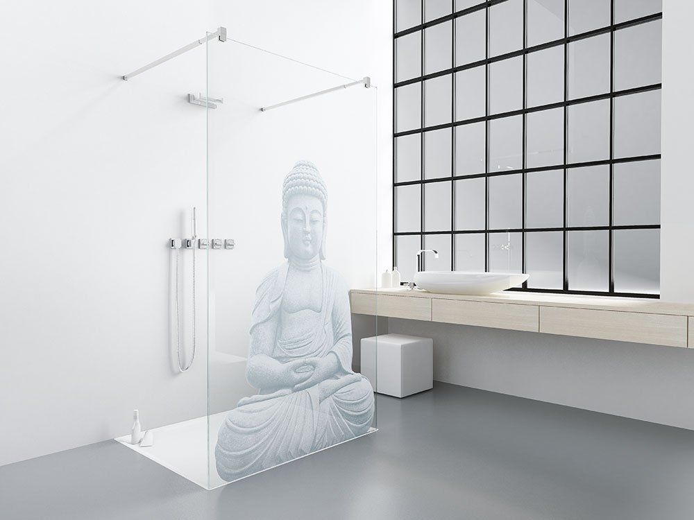 Ein Motiv nach Wahl wird mittels Sandstrahlung auf die Duschwand Glas aufgebracht