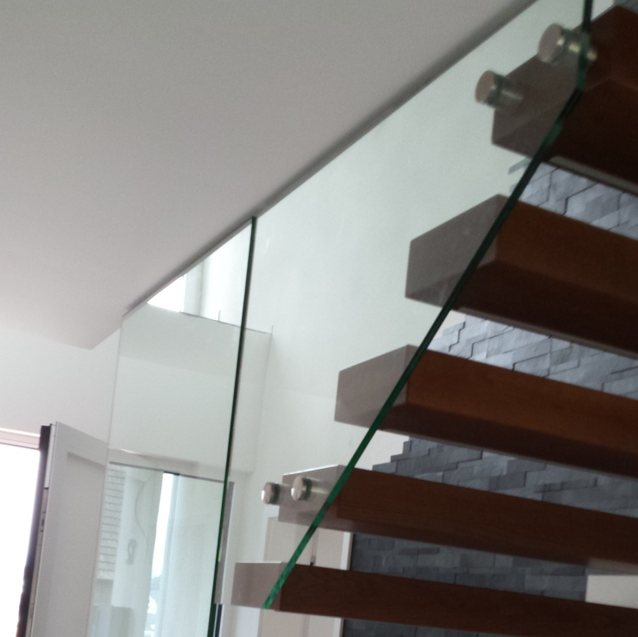 Glas Absturzsicherung an Treppe Glasgeländer im Treppenhaus mittels Punkthaltern von Q-Railing montiert