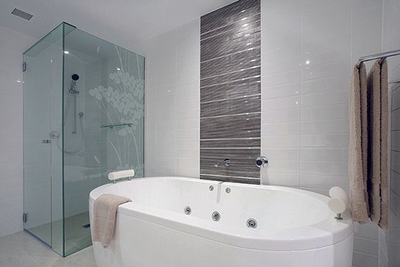 Mit sandgestrahlten Motiven kann eine Duschabtrennung Glas individuell gestaltet werden.