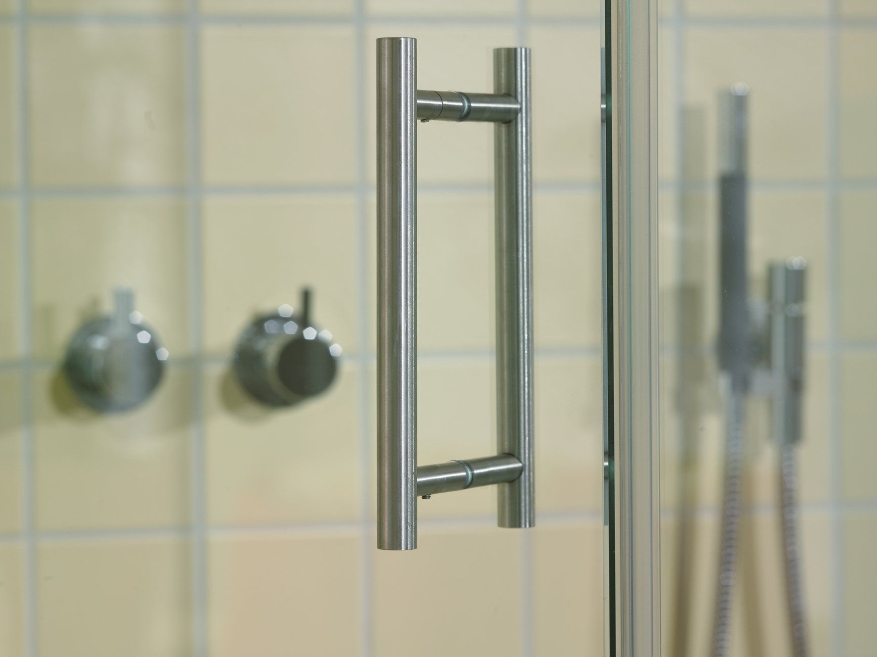 Duschtürgriff beidseitig 8060VA Anwendungsbild Duschtürgriff beidseitig 8060VA 200 hoch Anwendungsbild