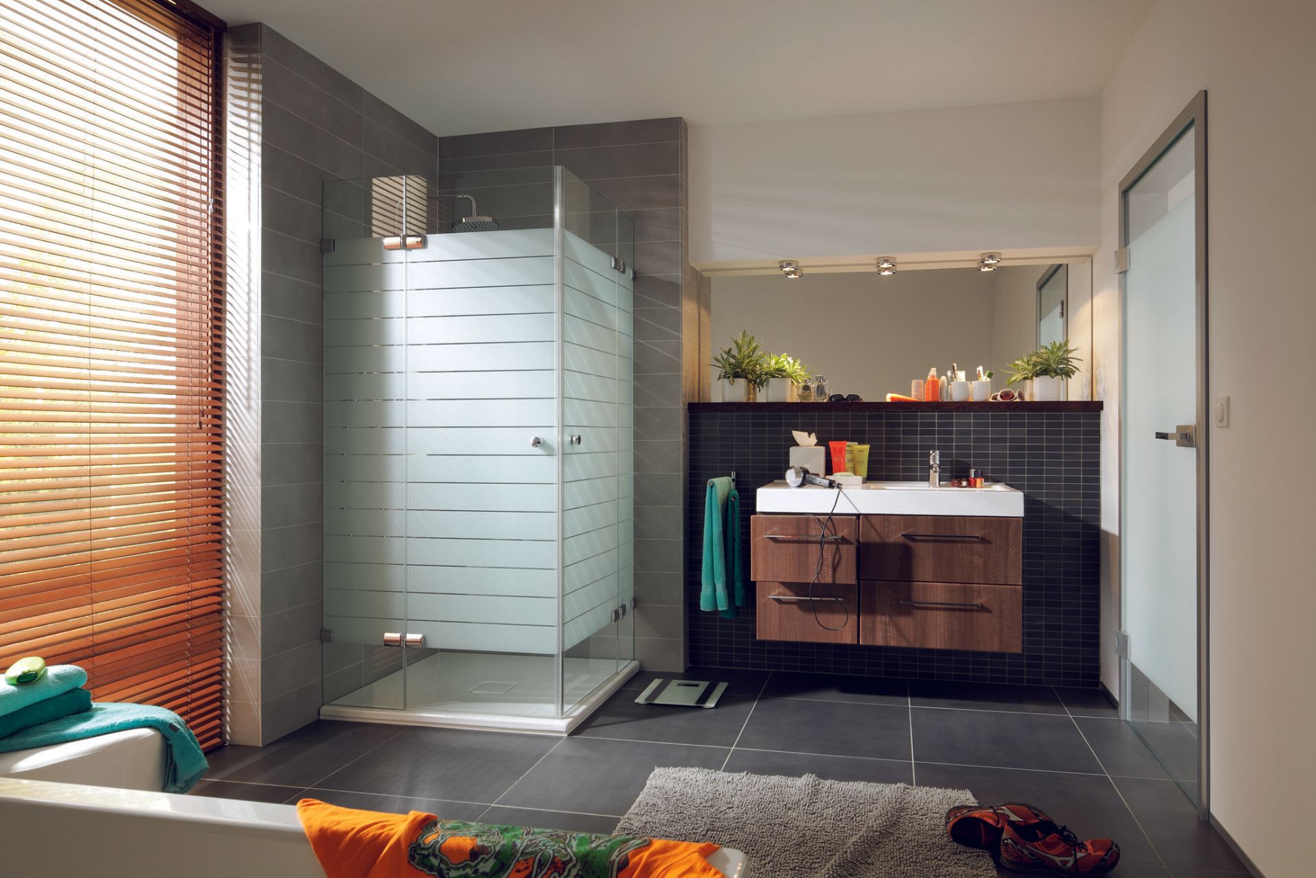 Mit einem sandgestrahlten Motiv können Sie bestimmte Bereiche der Duschabtrennung undurschsichtig gestalten.