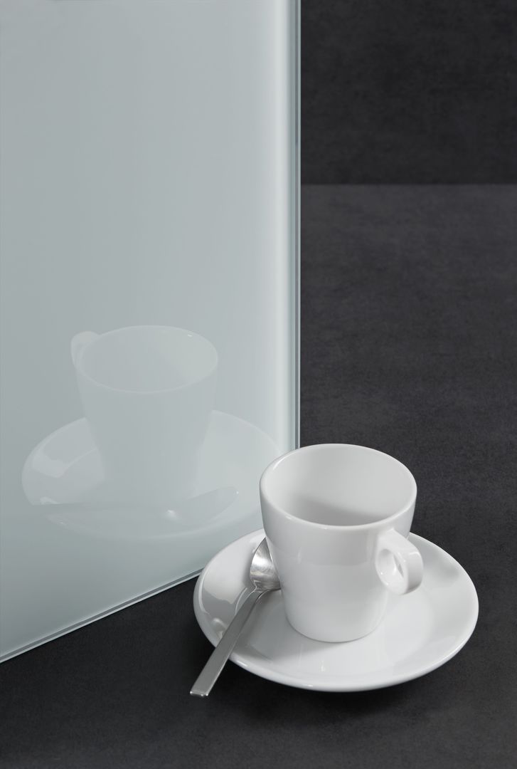 lackiertes Glas in hellgrau