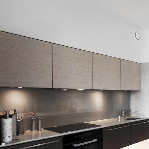 Beleuchtete Glasrückwand in der Küche.