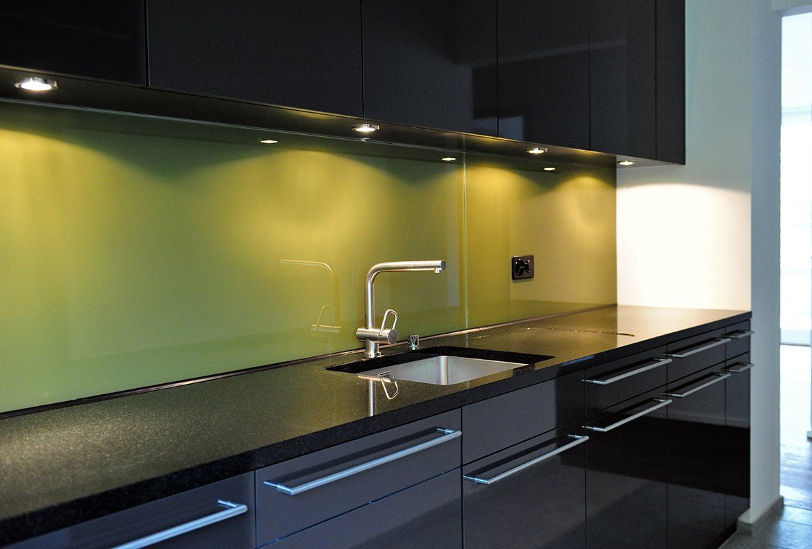 Spritzschutz aus Glas: Die Alternative zum Fliesenspiegel in der Küche.