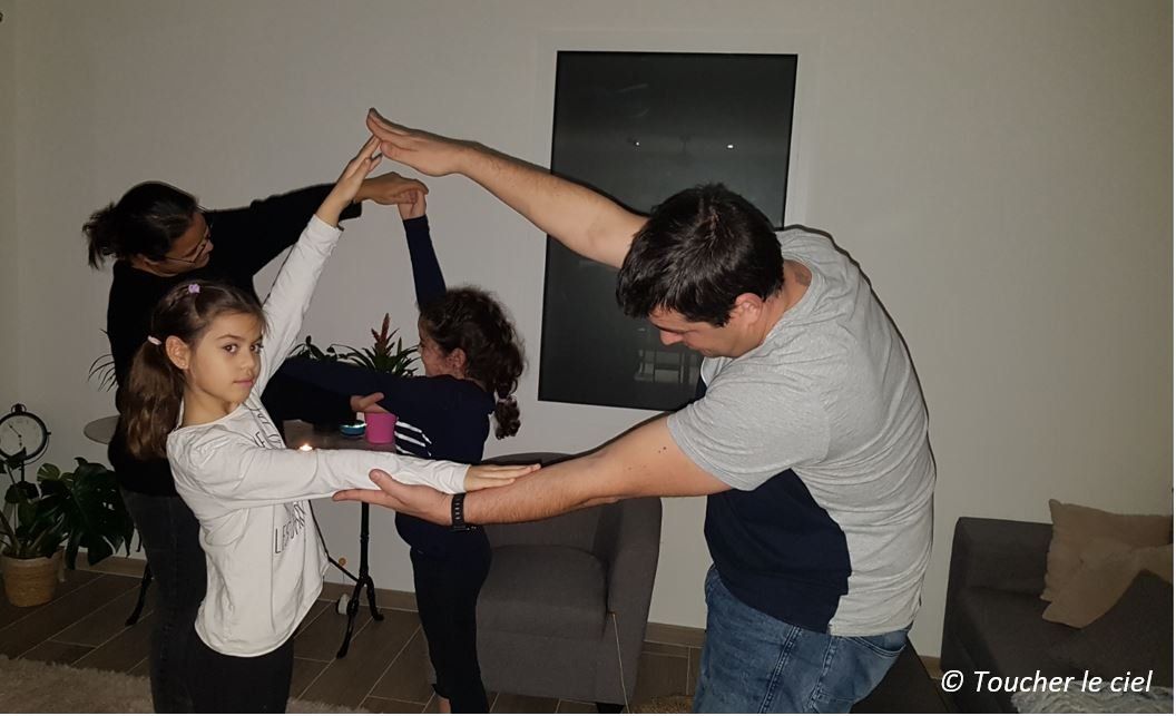 TOUCHER LE CIEL MASSAGE BEBE ENFANT FEMME ENCEINTE PRISSE MACON BOURGOGNE SAONE ET LOIRE MASSAGE ECOLE CENTRE DE LOISIRS CRECHE GARDERIE MJC