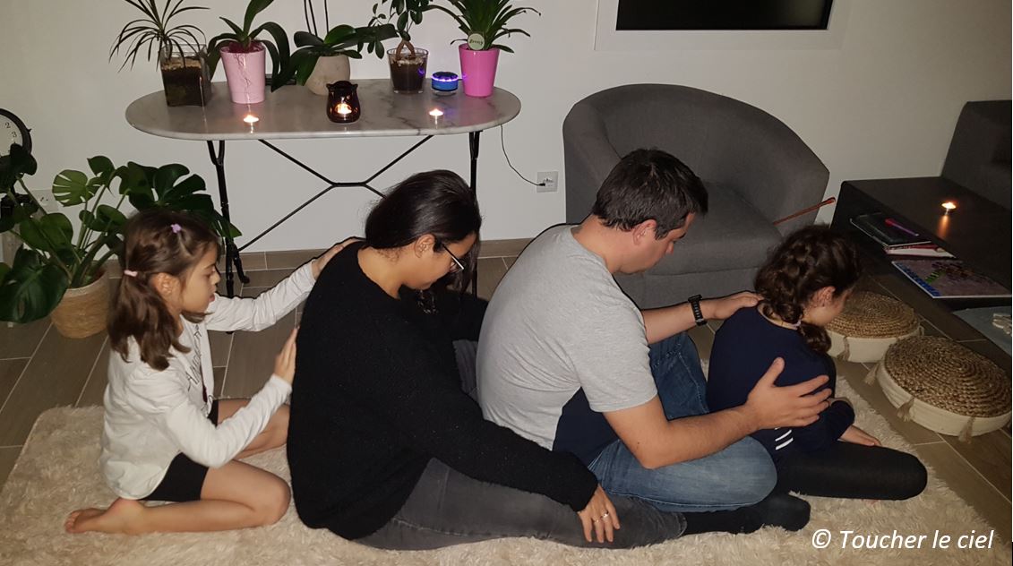 TOUCHER LE CIEL MASSAGE BEBE ENFANT FEMME ENCEINTE PRISSE MACON BOURGOGNE SAONE ET LOIRE MASSAGE ECOLE CENTRE DE LOISIRS CRECHE GARDERIE MJC