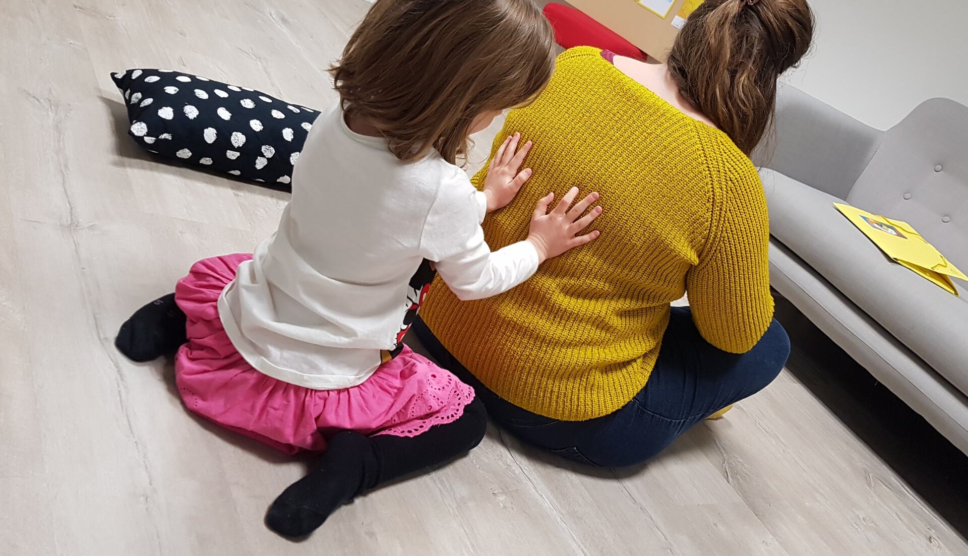 TOUCHER LE CIEL MASSAGE BEBE ENFANT FEMME ENCEINTE PRISSE MACON BOURGOGNE SAONE ET LOIRE MASSAGE ECOLE CENTRE DE LOISIRS CRECHE GARDERIE MJC  carte idee cadeau claudine harb boudeau