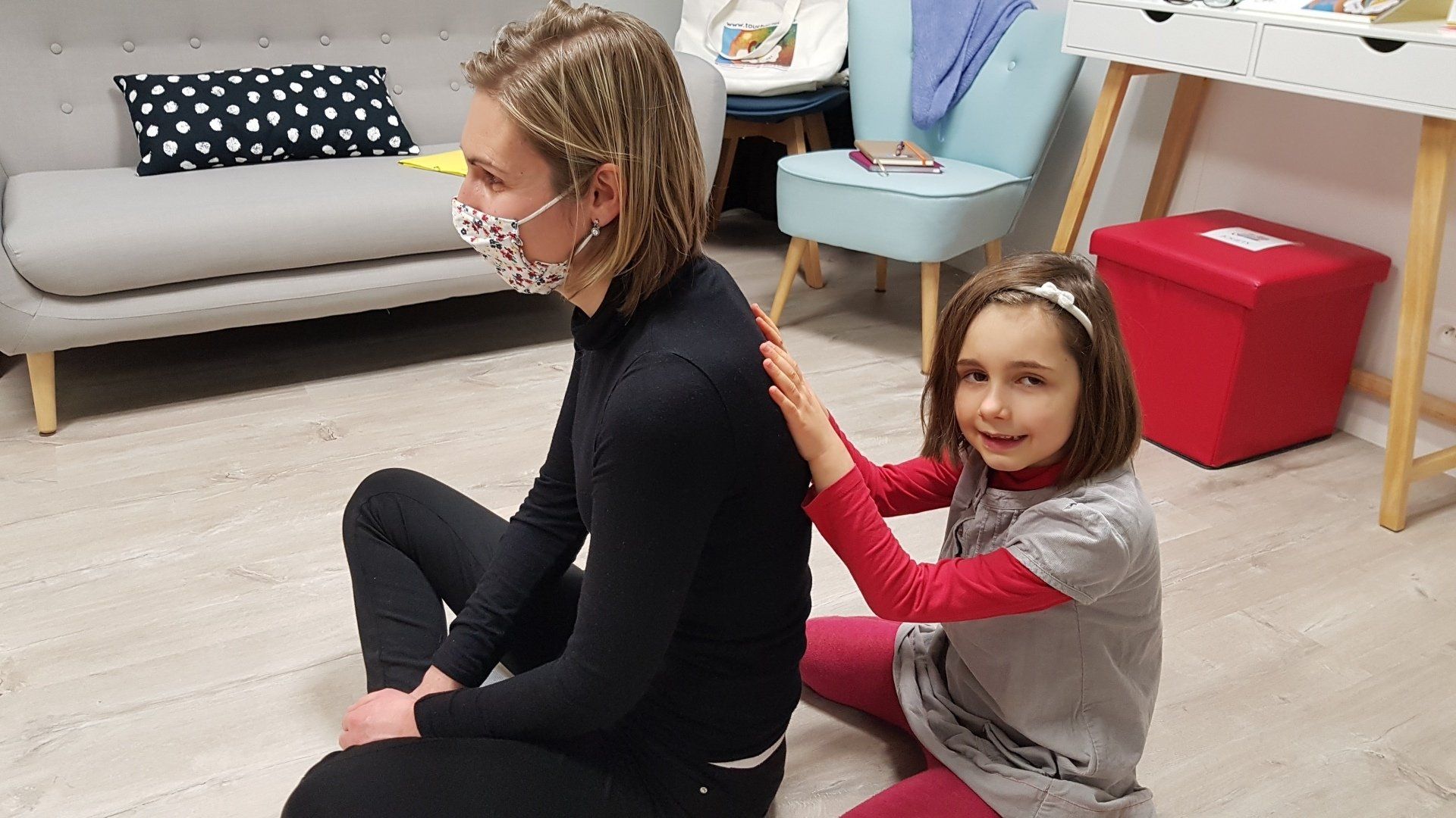 TOUCHER LE CIEL MASSAGE BEBE ENFANT FEMME ENCEINTE PRISSE MACON BOURGOGNE SAONE ET LOIRE MASSAGE ECOLE CENTRE DE LOISIRS CRECHE GARDERIE MJC  carte idee cadeau claudine harb boudeau