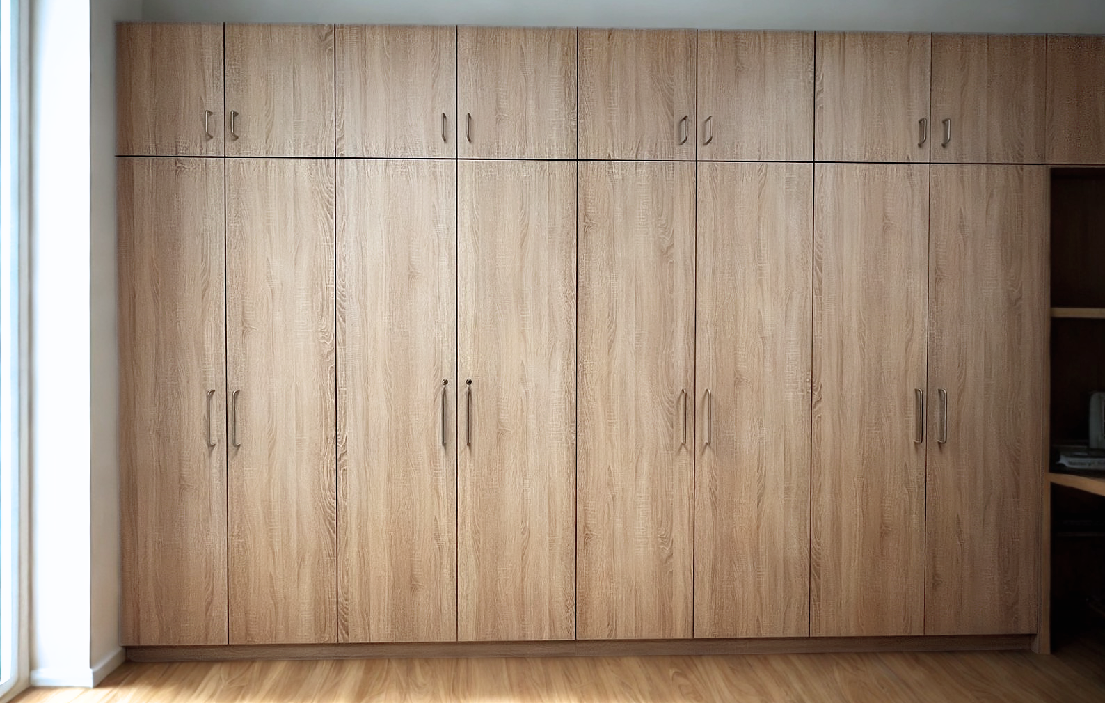 Harmonische maßgefertigte Schrankwand für Kita-Bürobereich