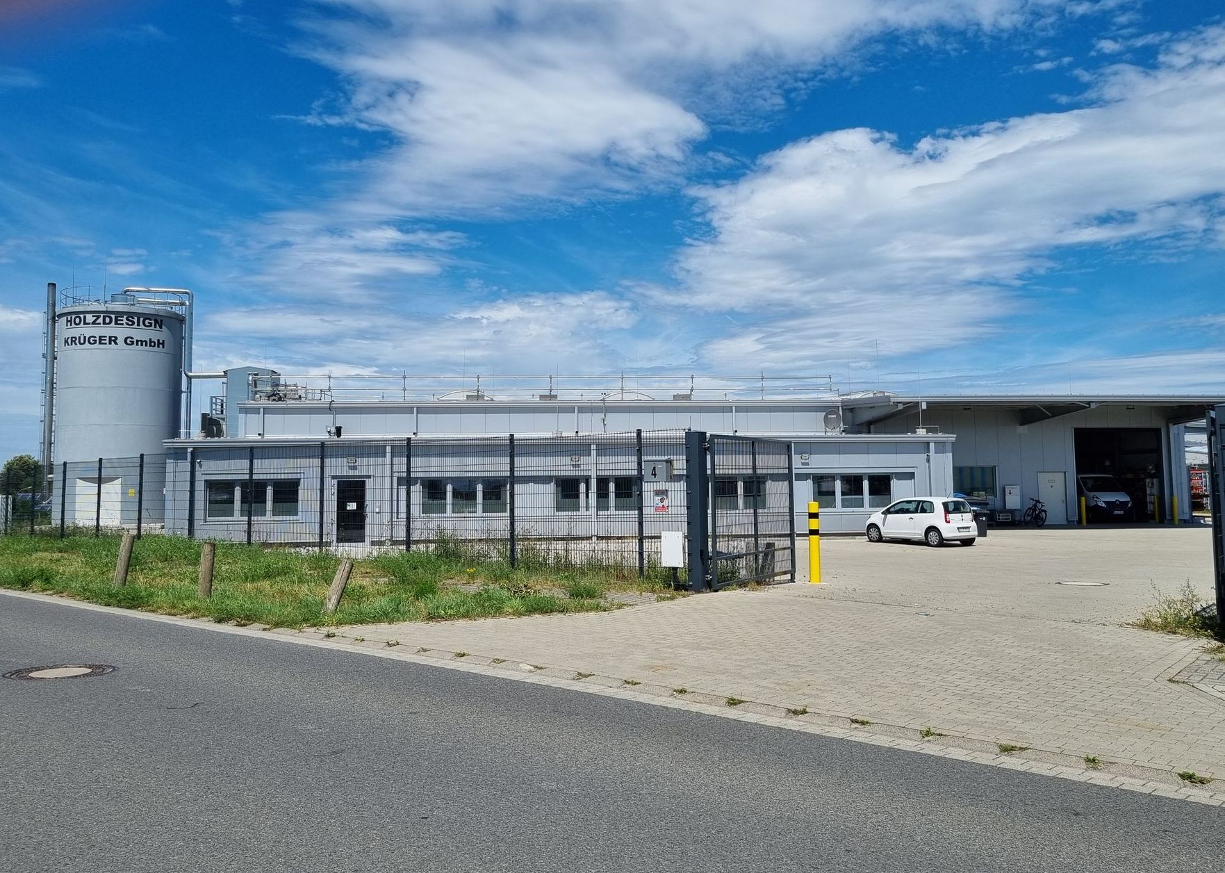 Sitz der Holzdesign Krüger GmbH in Bernau bei Berlin: Bürogebäude mit großer Produktionsstätte und Werkstatt