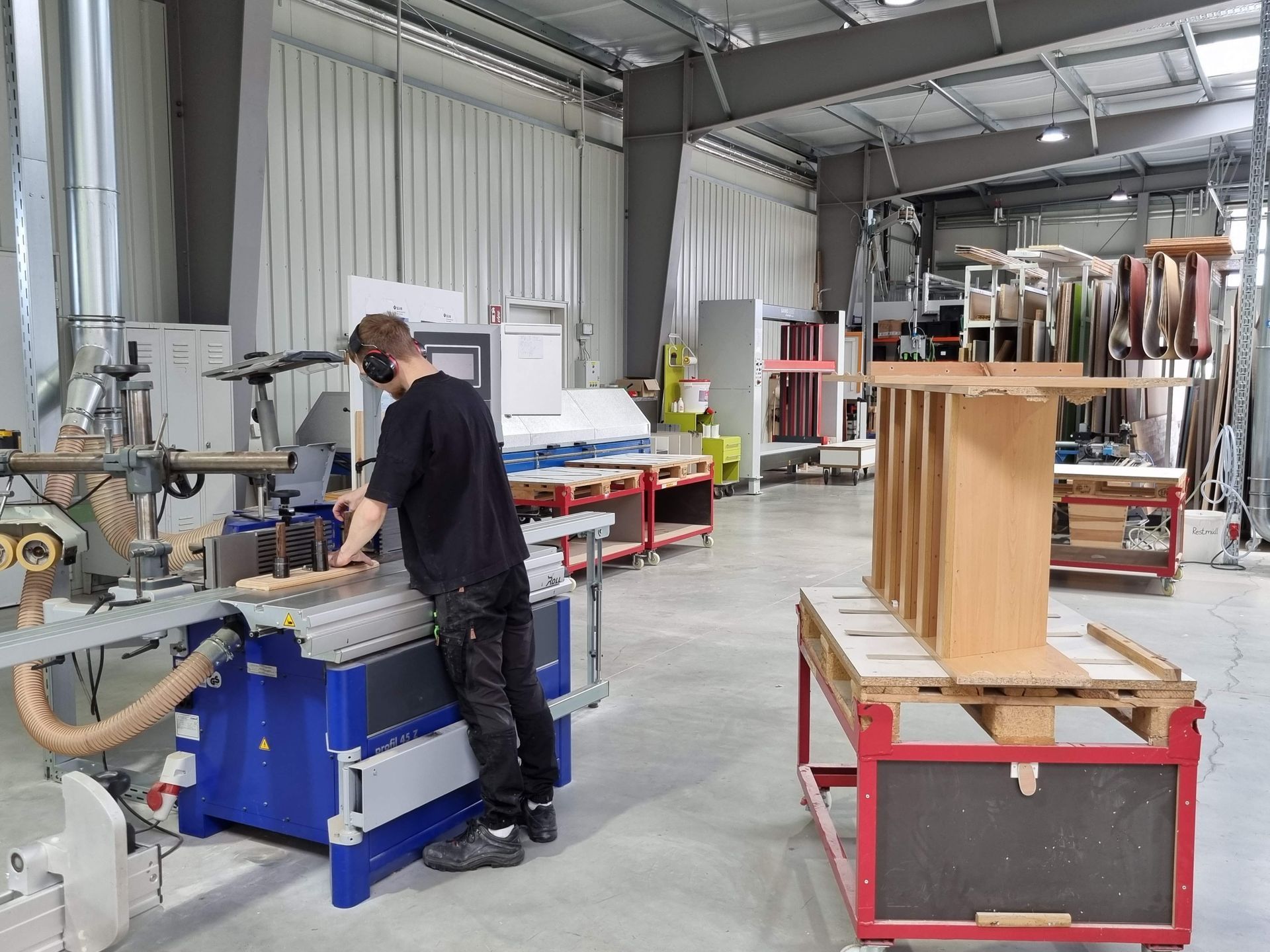 Mit Präzision und Augenmaß werden bei der Tischlerei Holzdesign Krüger GmbH in Bernau bei Berlin Möbel auf Maß angefertigt